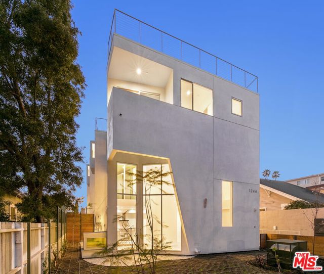 1244 14th Street, Santa Monica CA: https://media.crmls.org/mediaz/6bd81474-e39e-4c08-be21-8a96ebaa4a59.jpg
