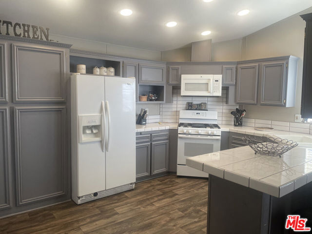 5001 W Florida Avenue, Hemet CA: https://media.crmls.org/mediaz/6bd88e2a-a9b0-48e4-8065-4d15f56a4242.jpg