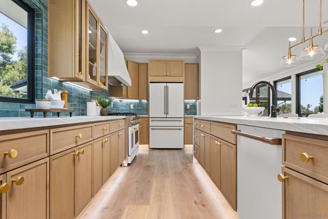 2975 Woodford Drive, La Jolla CA: https://media.crmls.org/mediaz/6bd8bbeb-3c0d-4401-935d-74e79567bac1.jpg