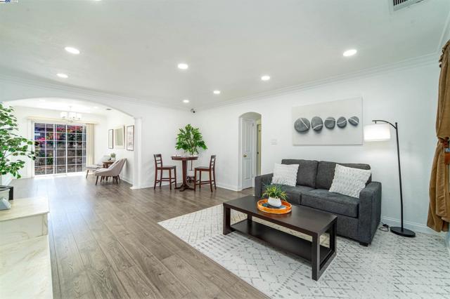 37621 Glenmoor Dr, Fremont CA: https://media.crmls.org/mediaz/6bd98fd5-b80a-4e5a-b8cd-e16760526eff.jpg
