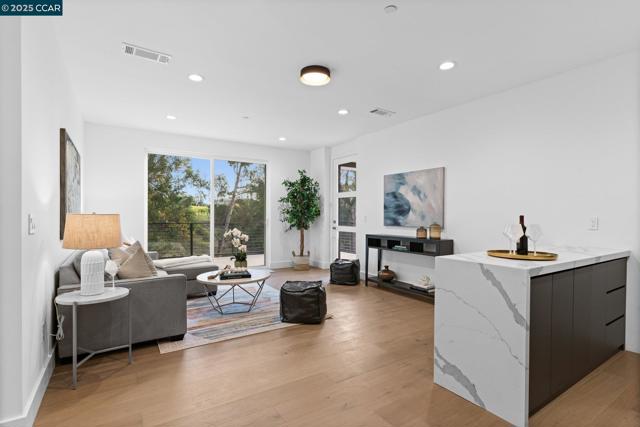 9 Turner Ct, Oakland CA: https://media.crmls.org/mediaz/6bda62cd-0ceb-45f3-b223-8858bfd0819e.jpg