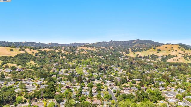 2371 Mallard Dr, Walnut Creek CA: https://media.crmls.org/mediaz/6bdb666d-c137-4f06-9ec6-13d46bc44500.jpg