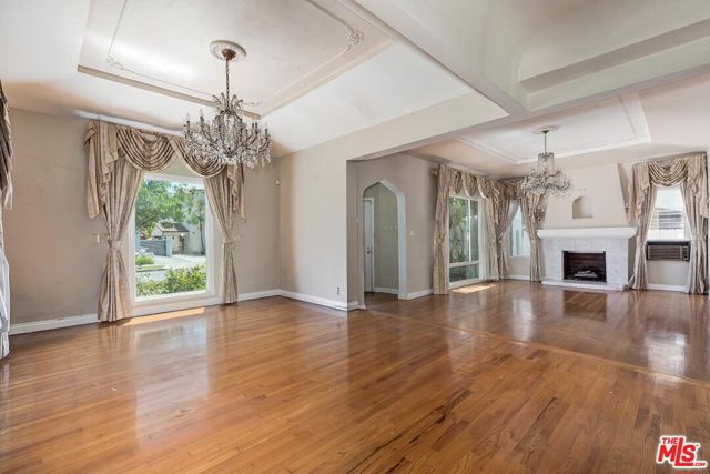 217 S Le Doux Road, Beverly Hills CA: https://media.crmls.org/mediaz/6bddf88f-37c9-4512-916a-9a993de5ccad.jpg