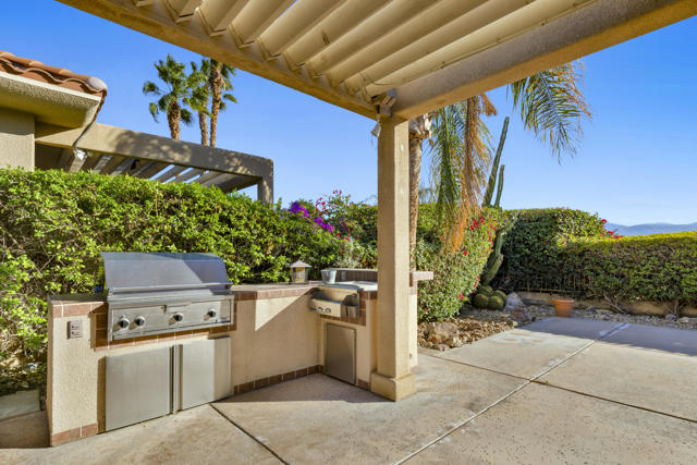 86 N Kavenish Drive, Rancho Mirage CA: https://media.crmls.org/mediaz/6bddfca7-83b1-41e7-84b8-59af1afeb614.jpg