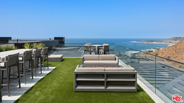5012 Carbon Beach Terrace, Malibu CA: https://media.crmls.org/mediaz/6bde0db5-698d-4e00-abf8-5e90d06ad40d.jpg