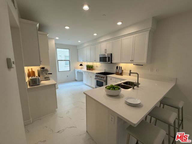 65 Plateau, Irvine CA: https://media.crmls.org/mediaz/6bdfdca5-57c0-4450-819b-2ad77af8092f.jpg
