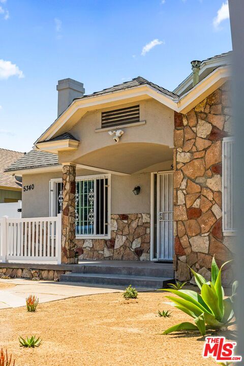 5342 Lemon Grove Avenue, Los Angeles CA: https://media.crmls.org/mediaz/6be07a89-99d2-4596-a31e-7e0a379ae4a3.jpg