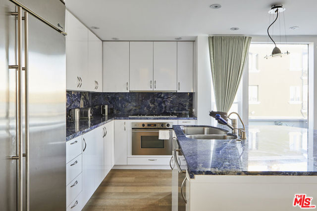 5515 Pacific Avenue, Marina del Rey CA: https://media.crmls.org/mediaz/6be106f0-e6ea-407f-ad1a-bcc86150aca4.jpg
