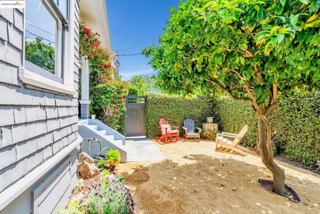 6108 Hillegass Ave, Oakland CA: https://media.crmls.org/mediaz/6be16e4d-e982-4371-9098-5f3650df740b.jpg