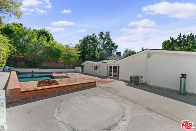 4800 Topeka Drive, Tarzana CA: https://media.crmls.org/mediaz/6be18bfc-c8d5-4315-a178-63b6cf4fa226.jpg