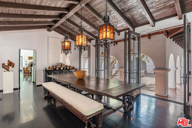 820 N Roxbury Drive, Beverly Hills CA: https://media.crmls.org/mediaz/6be2a8c1-c6dd-46ba-831b-1c26173182d2.jpg