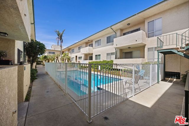 5328 Newcastle Avenue, Encino CA: https://media.crmls.org/mediaz/6be38195-9a7e-47cb-add9-4eec823db10c.jpg