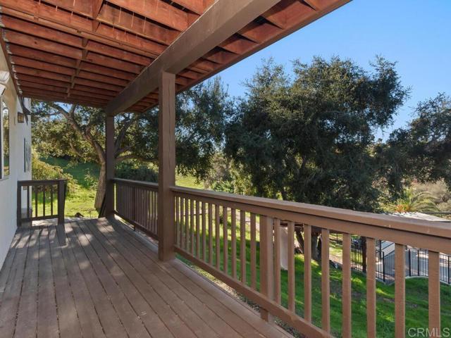 2230 Calle Dos Lomas, Fallbrook CA: https://media.crmls.org/mediaz/6be39b26-9bcc-4c96-b307-a7788296dee2.jpg