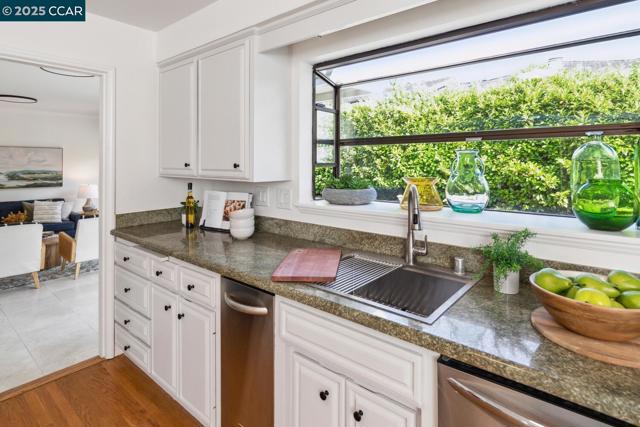 1100 Hillcrest Dr, Lafayette CA: https://media.crmls.org/mediaz/6be3b0c8-3b5c-4077-bc16-130c881e4713.jpg