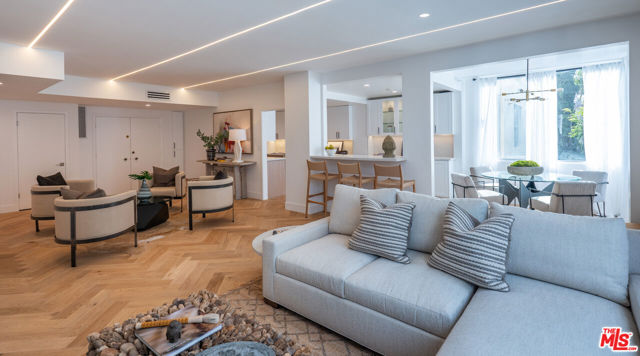 412 N Palm Drive, Beverly Hills CA: https://media.crmls.org/mediaz/6be3e64f-1ca5-4e6e-b1e0-5d1dbea0c8a0.jpg
