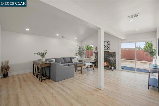 118 Cottonwood Ct, Hercules CA: https://media.crmls.org/mediaz/6be4344c-40e3-4310-95ea-41ecbc8c103c.jpg