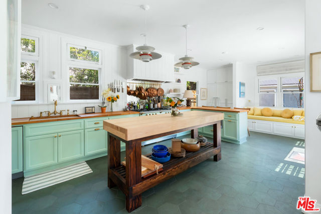 1672 Buckingham Road, Los Angeles CA: https://media.crmls.org/mediaz/6be47b35-4c30-4466-88fb-b8581c818ccf.jpg