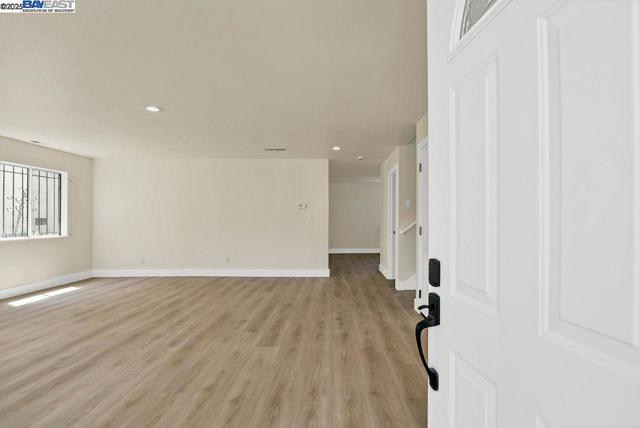 3251 Hyde St, Oakland CA: https://media.crmls.org/mediaz/6be4aca1-f6ac-4365-bb47-d33639d80108.jpg
