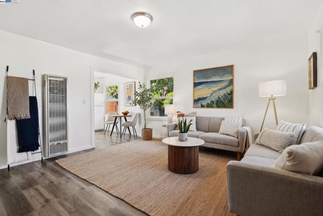 108 Cypress St, Alameda CA: https://media.crmls.org/mediaz/6be4f9ca-9a30-4139-ae12-b8fff3bd2322.jpg