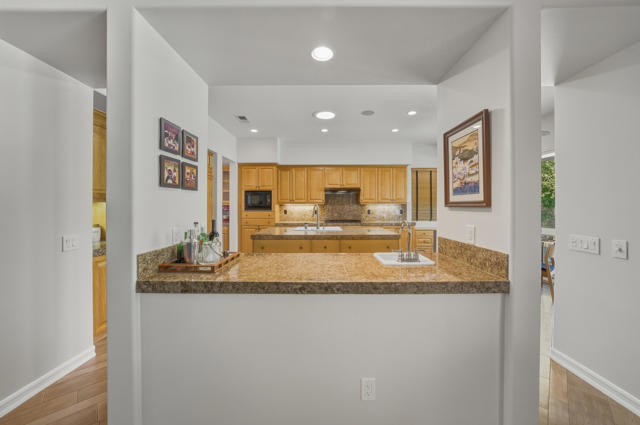 56 Oakmont Drive, Rancho Mirage CA: https://media.crmls.org/mediaz/6be5013e-6043-4389-b969-ebd2f3a2d54a.jpg