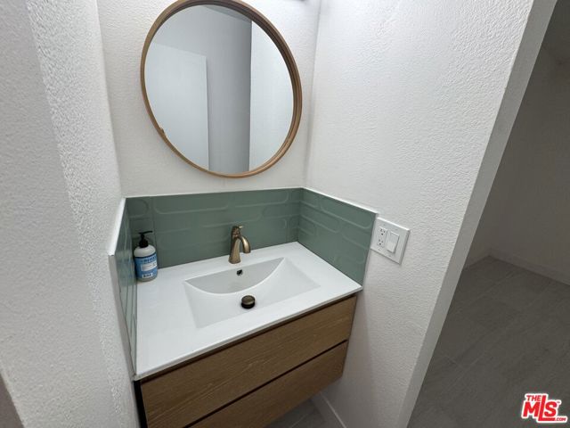 5300 E Waverly Drive, Palm Springs CA: https://media.crmls.org/mediaz/6be5b1da-803e-481e-aff8-ba900b41c320.jpg