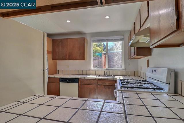 2465 Buena Vista Ave, Walnut Creek CA: https://media.crmls.org/mediaz/6be5ce7d-4d10-45a7-80e4-052568214aec.jpg