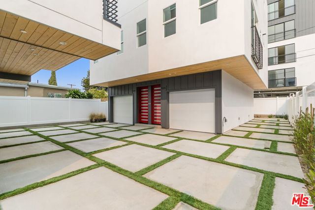 522 N Wilton Place, Los Angeles CA: https://media.crmls.org/mediaz/6be61947-bf0f-4236-9ede-5e38233b2c9d.jpg
