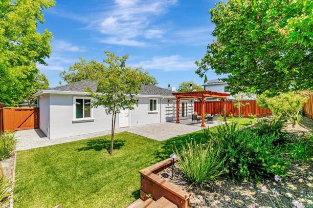 1580 Alameda De Las Pulgas, Redwood City CA: https://media.crmls.org/mediaz/6be7a0ee-7a10-40bc-97f6-9fe5174c8e10.jpg