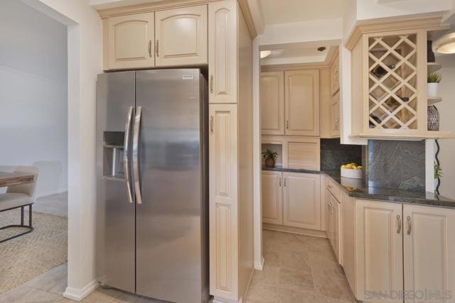8263 Camino Del Oro, La Jolla CA: https://media.crmls.org/mediaz/6be7e9fb-6c26-4e58-8974-dd9d55109f84.jpg