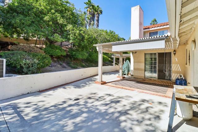 9704 Indian Creek Way, Escondido CA: https://media.crmls.org/mediaz/6bea59c8-0c69-48d5-8f06-204f524e3cd8.jpg