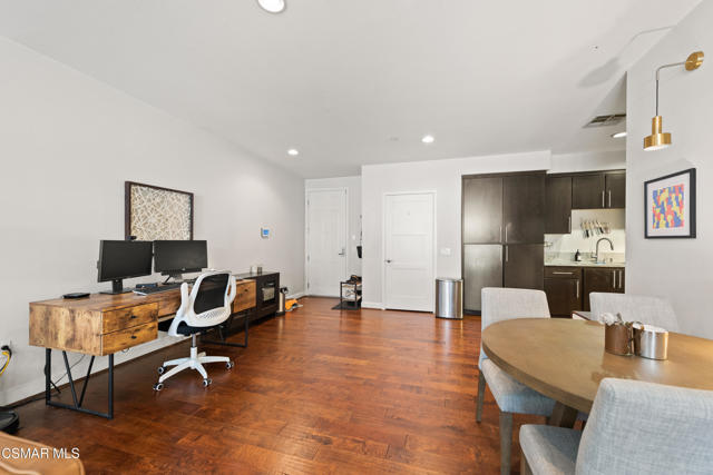 10878 Bloomfield Street, Toluca Lake CA: https://media.crmls.org/mediaz/6beaa9b6-2252-48e3-95be-37d04e3842fc.jpg