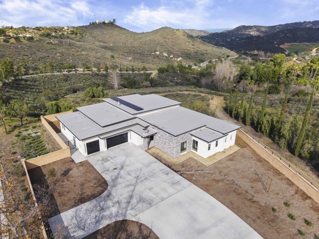 16925 Old Coach Rd, Poway CA: https://media.crmls.org/mediaz/6beb0e13-6b47-4190-b5b7-6d593e7591eb.jpg