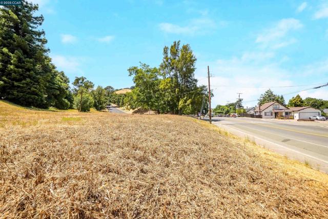 3300 Pinole Valley Rd, Pinole CA: https://media.crmls.org/mediaz/6beb5101-1164-47e0-b8b6-dcb5a47df29b.jpg