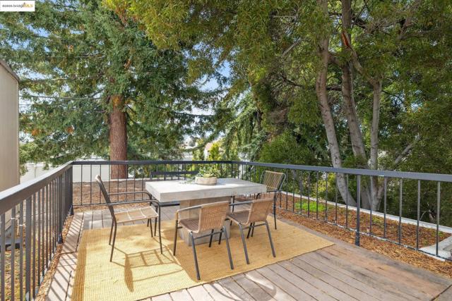 385 Jayne Ave, Oakland CA: https://media.crmls.org/mediaz/6bec9db1-057d-4f64-80a2-33c1377c3f9b.jpg