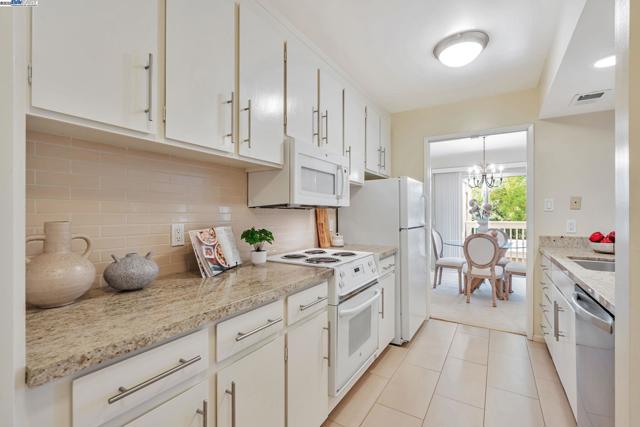 675 Sharon Park Dr, Menlo Park CA: https://media.crmls.org/mediaz/6becb9c0-6f03-4e83-9f36-d2a9e3235ebb.jpg