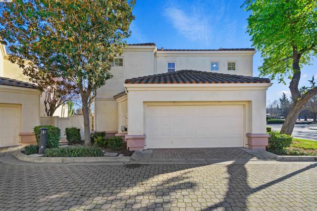 2909 Moreno Ave, Pleasanton CA: https://media.crmls.org/mediaz/6bede0e6-520f-443d-aefb-8e1ef2e69101.jpg