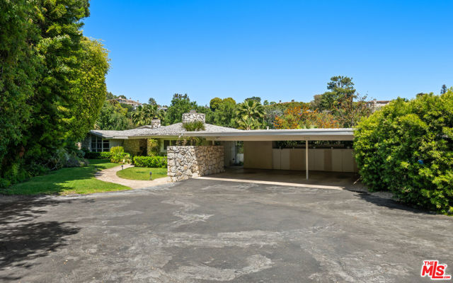 11556 Bellagio Road, Los Angeles CA: https://media.crmls.org/mediaz/6befe872-9242-4ab4-95e7-e03f546eca86.jpg