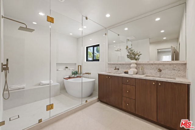 11268 Dona Lola Drive, Studio City CA: https://media.crmls.org/mediaz/6bf01928-2a05-474b-bbf1-ce2ff2869281.jpg