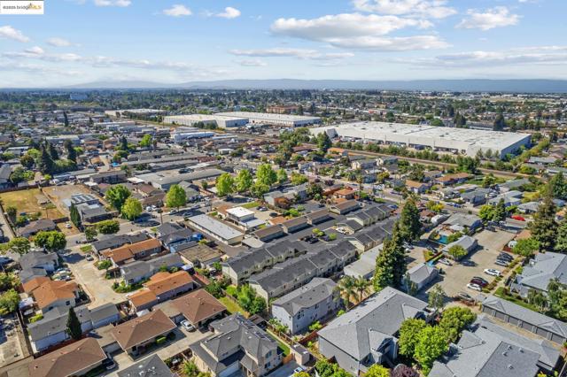 21564 Meekland ave, Hayward CA: https://media.crmls.org/mediaz/6bf09b10-079d-4560-b1ff-96d6f0fe20e1.jpg