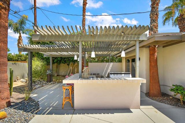2030 E Amado Road, Palm Springs CA: https://media.crmls.org/mediaz/6bf0d827-db04-44a8-a602-54e45d9d03a5.jpg