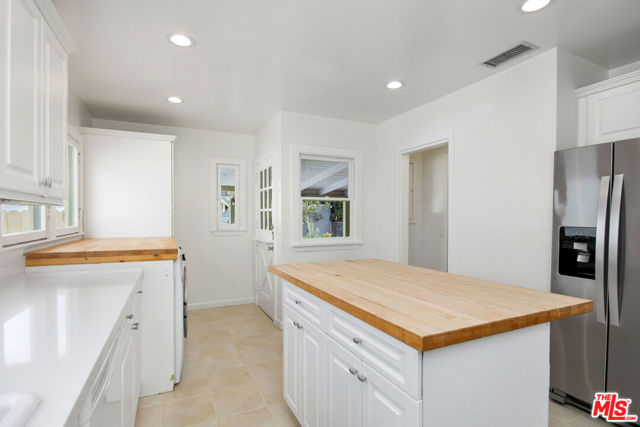 614 S Orange Drive, Los Angeles CA: https://media.crmls.org/mediaz/6bf0db33-f0e4-40d9-abd9-56c7d1bd63f7.jpg