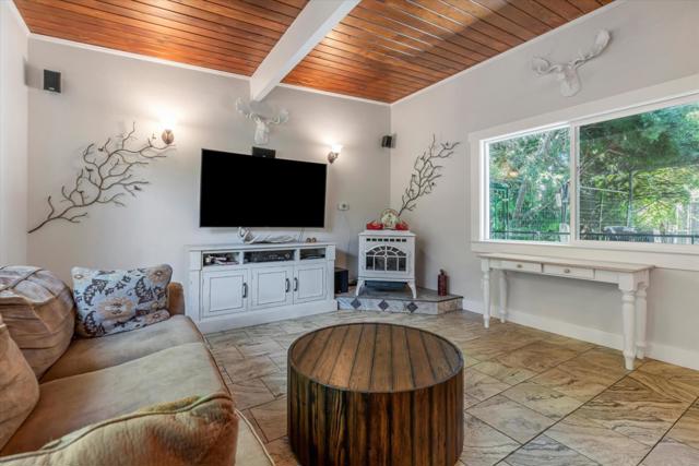 820 Comstock Road, Hollister CA: https://media.crmls.org/mediaz/6bf234e7-f0a6-4945-a9ca-1324725252c7.jpg