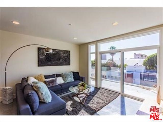 11925 Kling Street, Valley Village CA: https://media.crmls.org/mediaz/6bf253df-bab6-4422-b97e-9db67e67562c.jpg