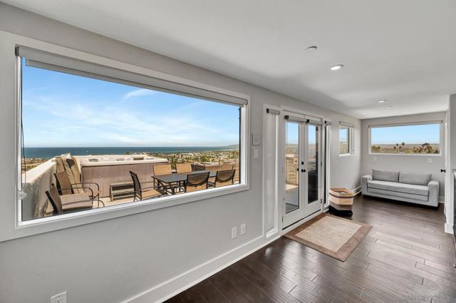 4611 Santa Cruz Ave, San Diego CA: https://media.crmls.org/mediaz/6bf26010-355c-4df5-a174-016047ed8c57.jpg