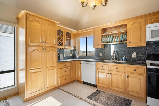 1121 E Wilson Avenue, Glendale CA: https://media.crmls.org/mediaz/6bf3650e-5385-448b-99a7-ef5c584cfcd1.jpg