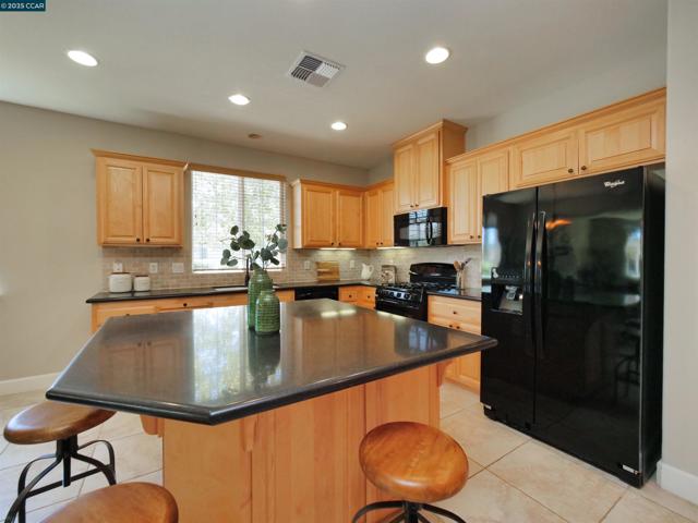 335 Suez Canal Lane, Sacramento CA: https://media.crmls.org/mediaz/6bf396c9-8dbb-41a3-b8f6-1af16f4bac81.jpg