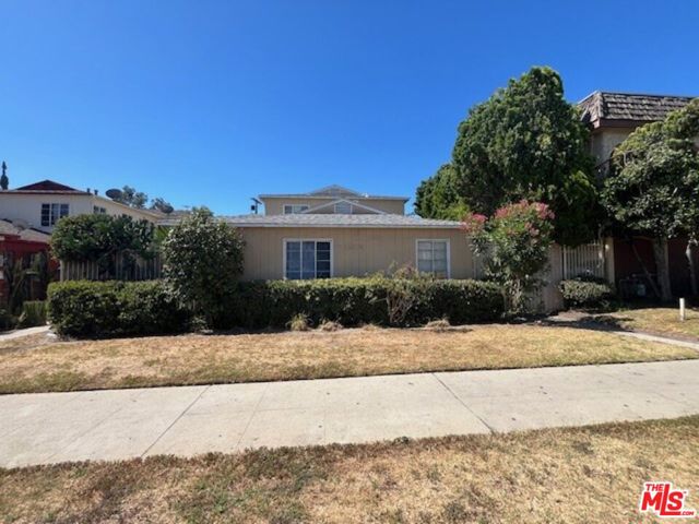 13358 Victory Boulevard photo 2