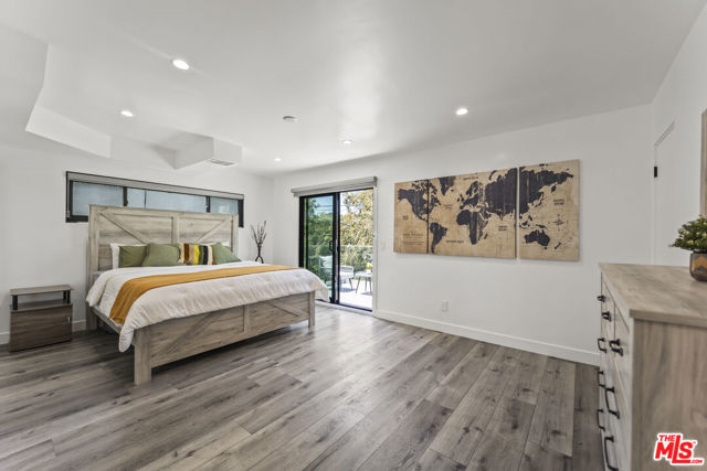 8960 Crescent Drive, Los Angeles CA: https://media.crmls.org/mediaz/6bf4fd03-fa1e-4f9c-b6c8-d1e94bdf57d6.jpg