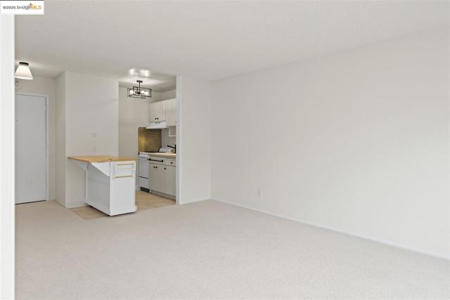 7 Commodore DR, Emeryville CA: https://media.crmls.org/mediaz/6bf541c8-fead-472a-bcc6-02f54e3ff510.jpg