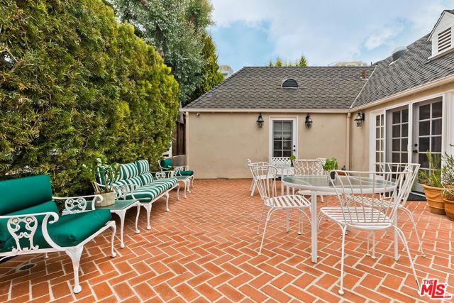 10798 Weyburn Avenue, Los Angeles CA: https://media.crmls.org/mediaz/6bf5519e-7f28-41b7-89b0-652fd75c9ac1.jpg